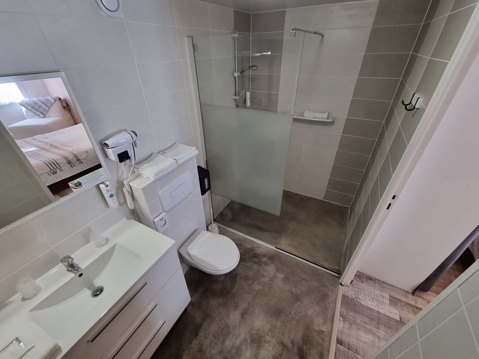 Superior Room | Desk, soundproofing, free WiFi, bed sheets
