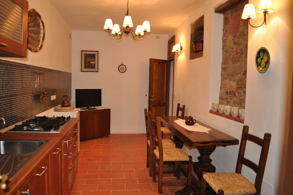 Standard Apartment | Private kitchen | Fridge, oven, cookware/dishes/utensils, freezer