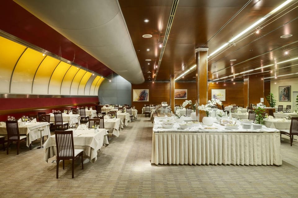 3 restaurants; breakfast, lunch, and dinner served