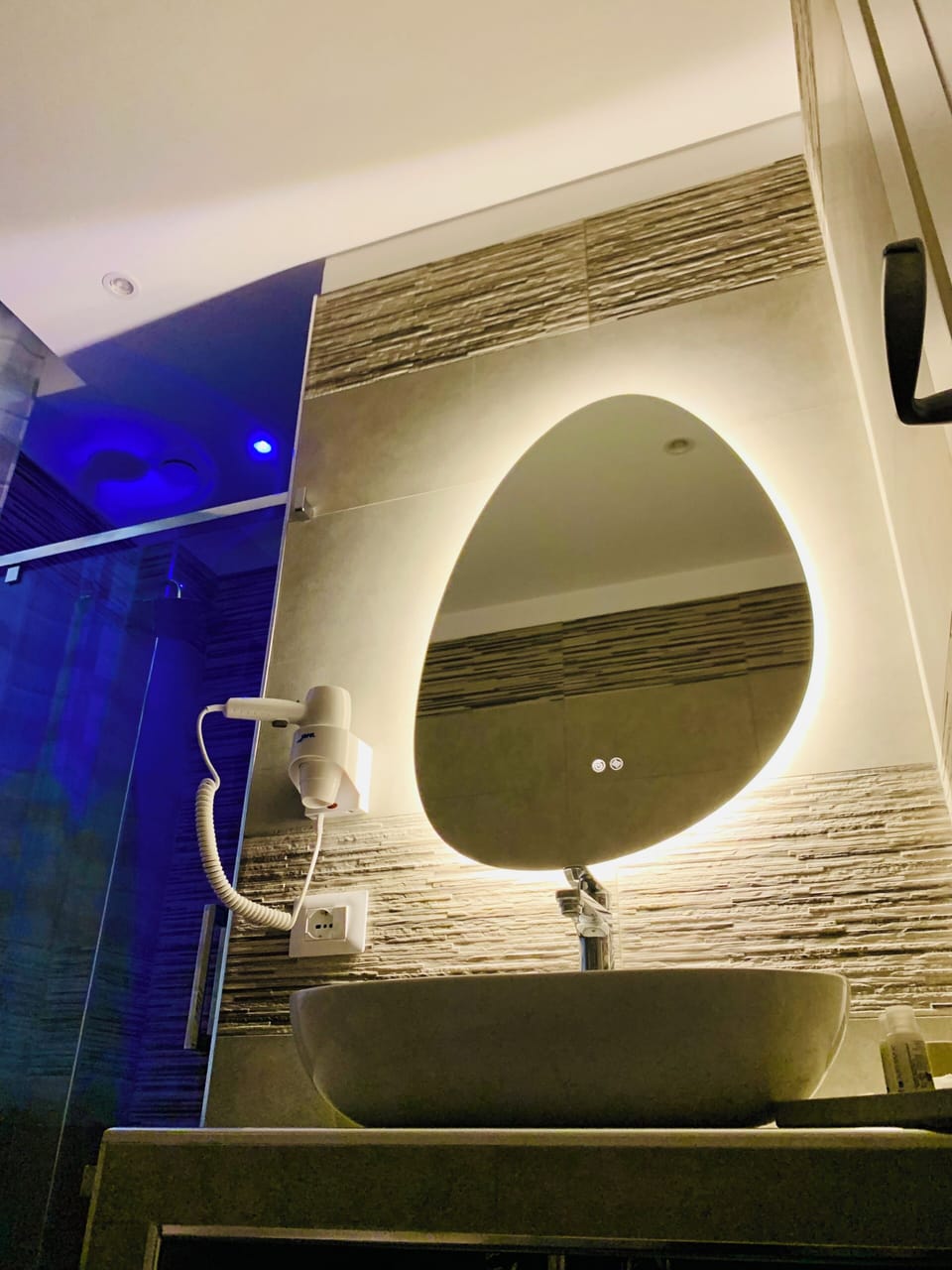 Basic Double or Twin Room, Multiple Beds, City View | Bathroom | Shower, rainfall showerhead, free toiletries, hair dryer