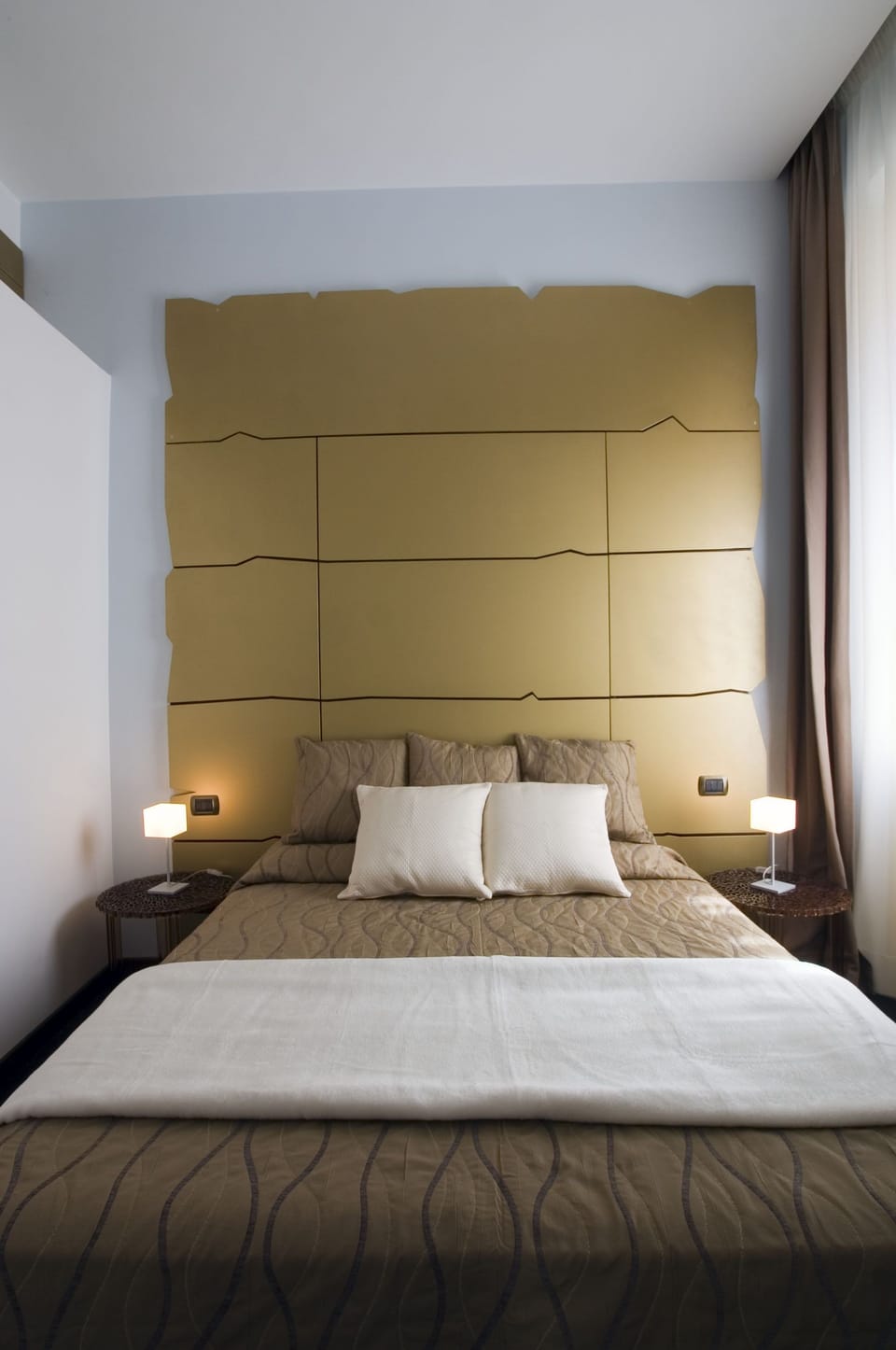Premium bedding, in-room safe, individually decorated
