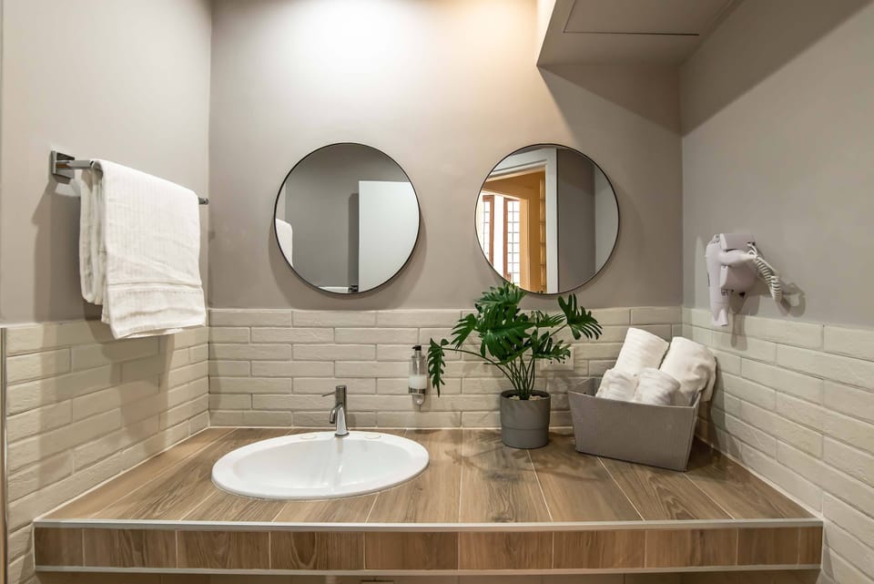 Family Suite (Via della Giuliana 18) | Bathroom | Shower, rainfall showerhead, free toiletries, hair dryer