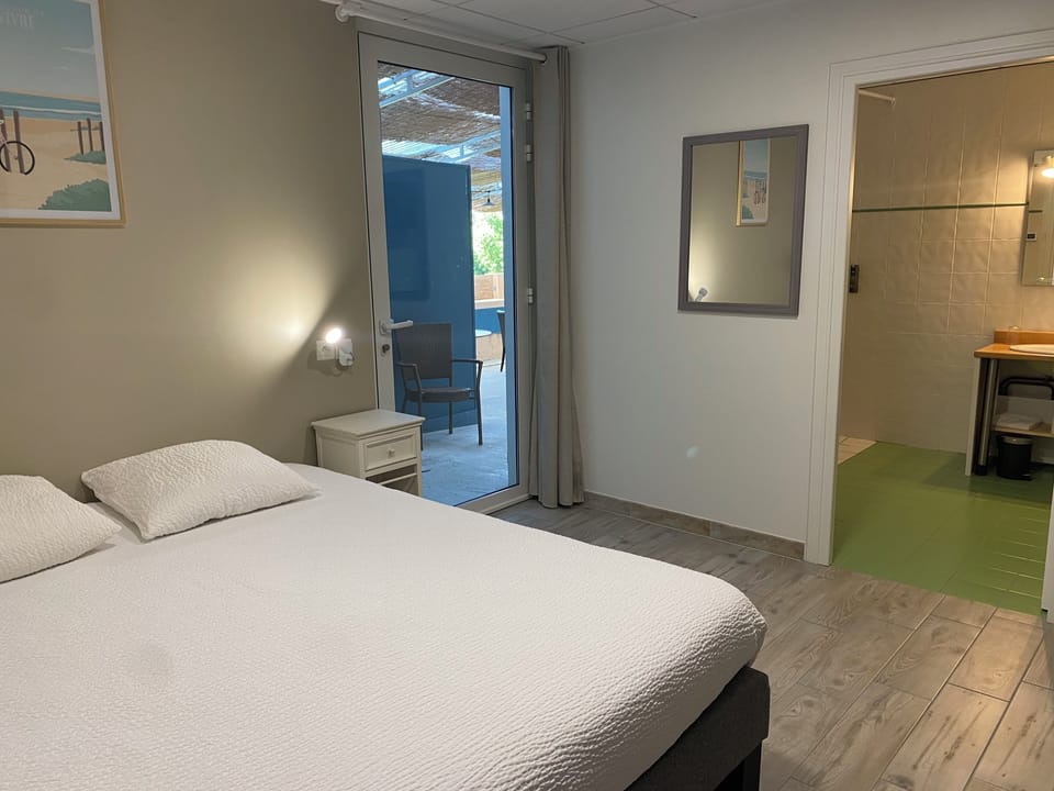 Comfort Double Room, Roll-in Shower | WiFi (free), bed sheets