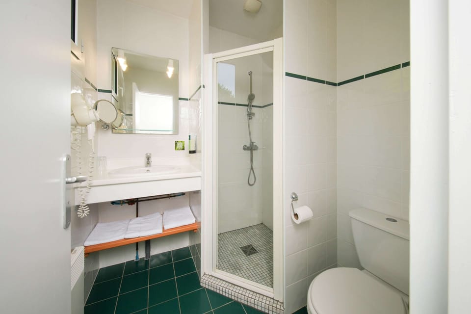 Family Room | Bathroom | Hair dryer, towels, soap, shampoo