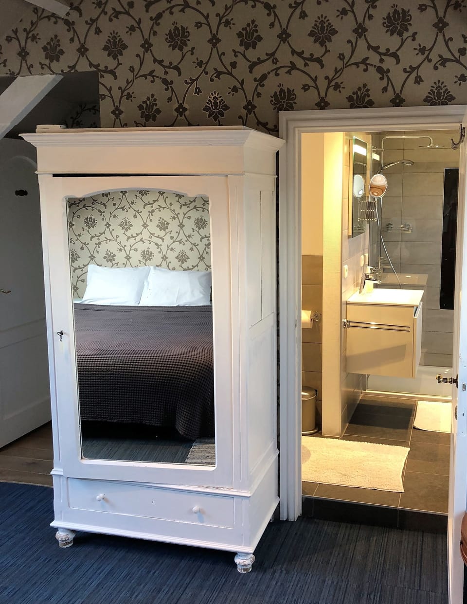 Deluxe Suite, 1 King Bed, Non Smoking, Canal View | 1 bedroom, Egyptian cotton sheets, hypo-allergenic bedding