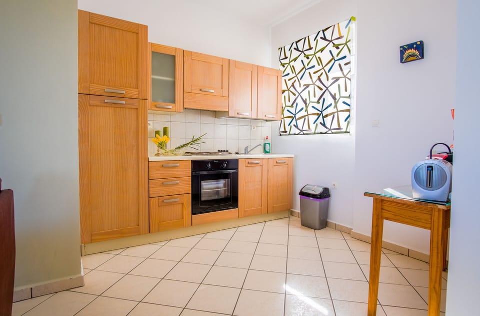 Coffee/tea maker, full-size fridge, oven, stovetop