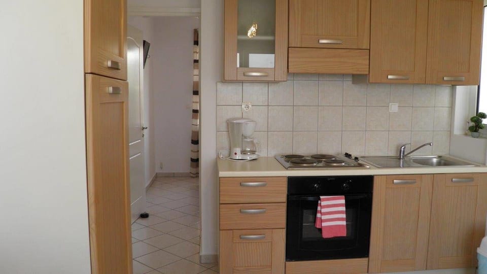 Coffee/tea maker, full-size fridge, oven, stovetop