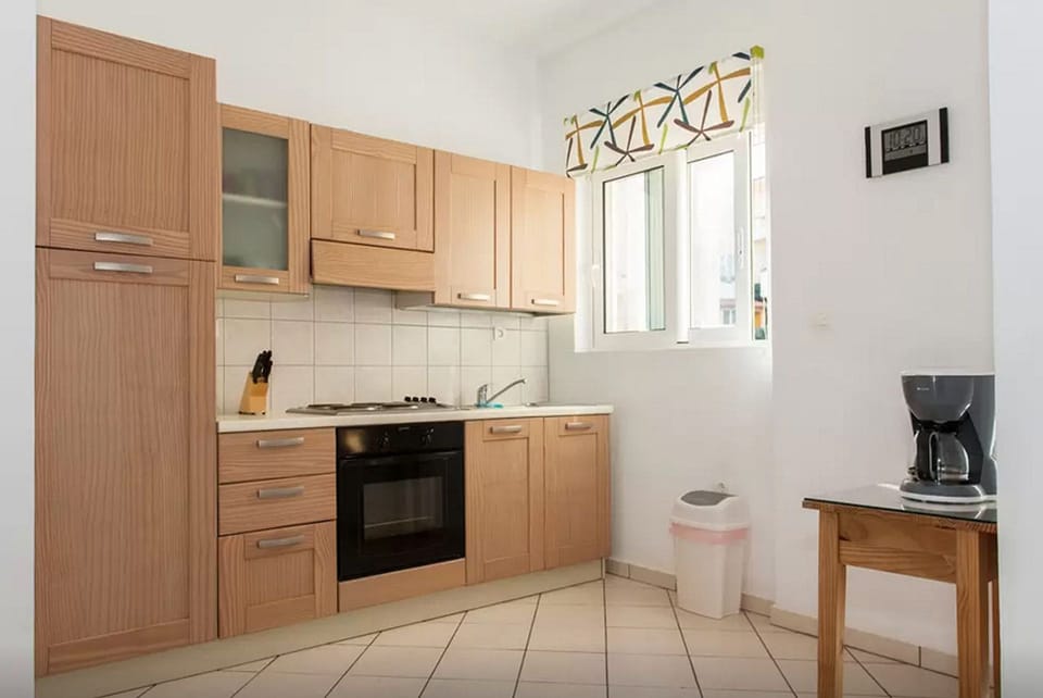 Coffee/tea maker, full-size fridge, oven, stovetop