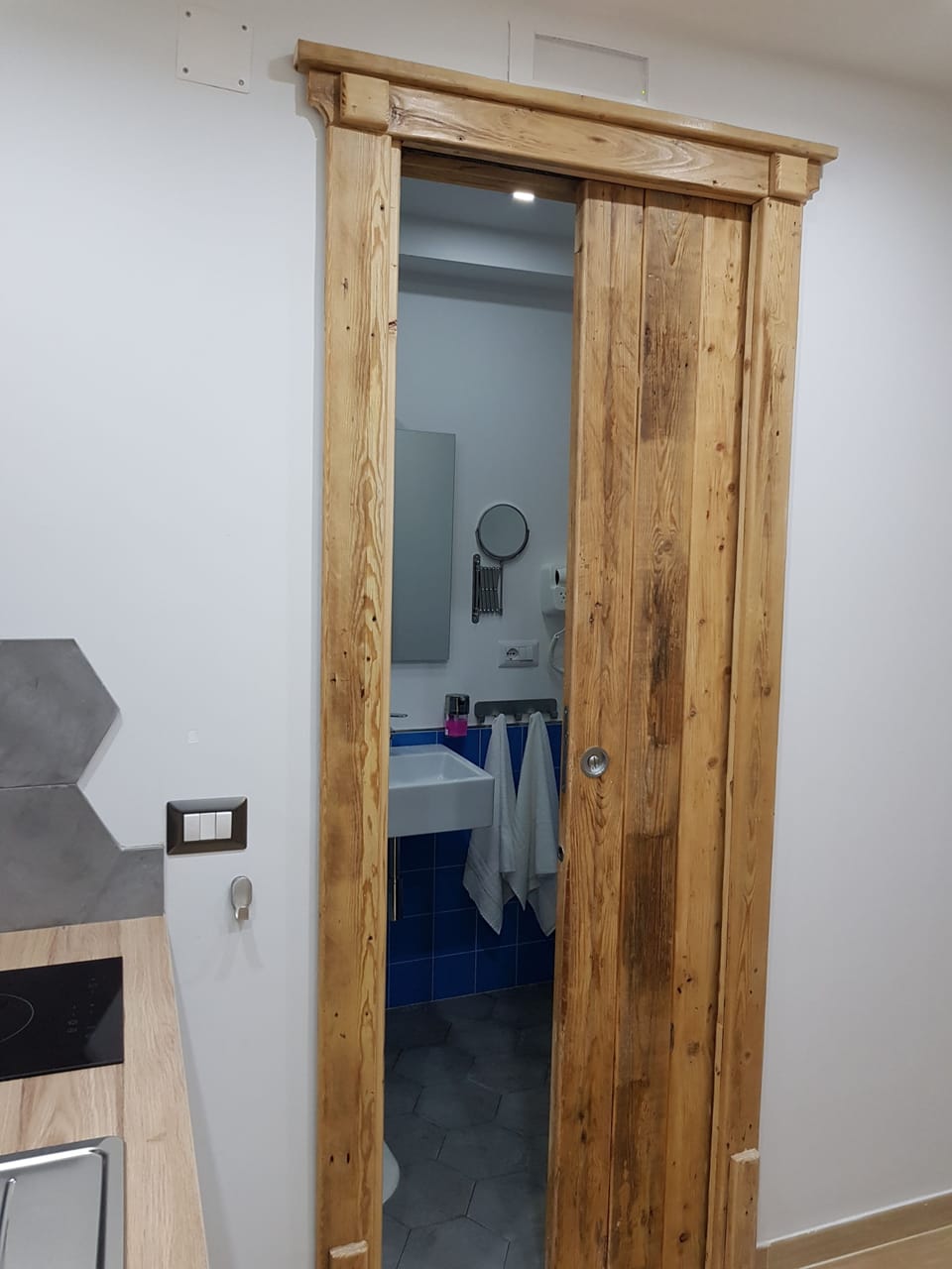 City Studio Suite, Mezzanine | Bathroom | Shower, free toiletries, hair dryer, bathrobes