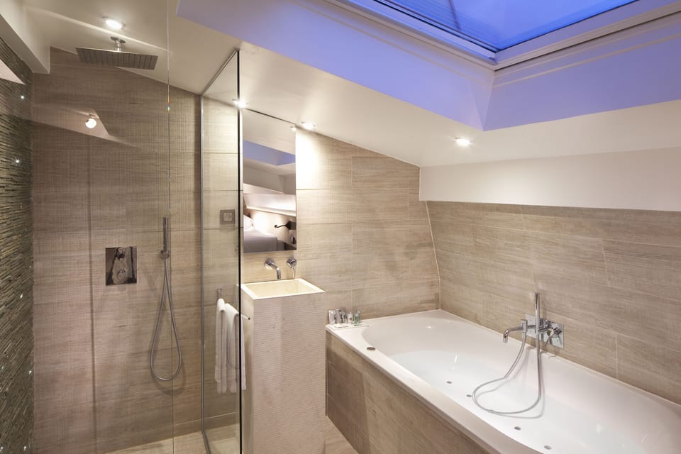 Deluxe Room | Bathroom | Rainfall showerhead, free toiletries, hair dryer, towels