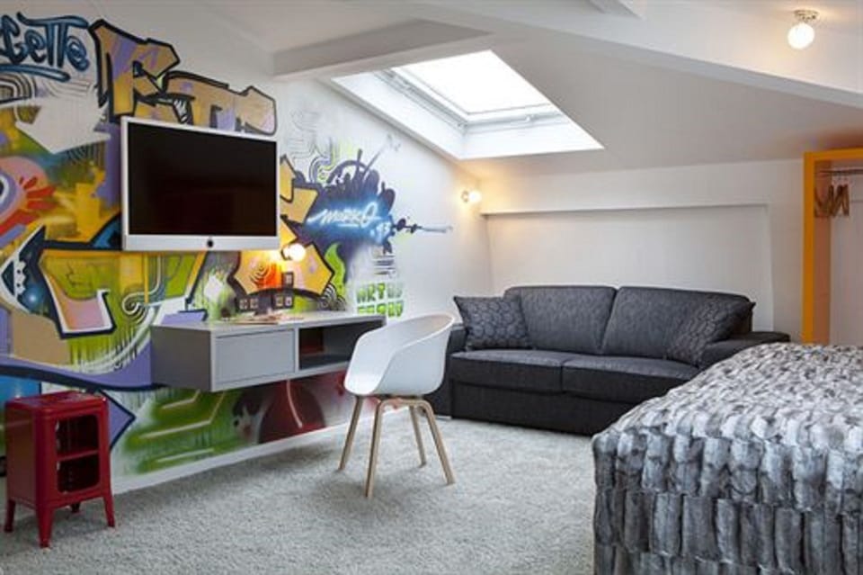 Deluxe Room | Minibar, in-room safe, individually decorated, individually furnished