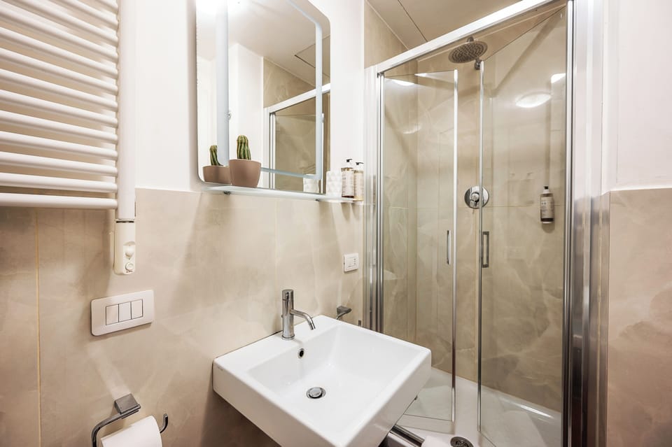 Family Quadruple Room | Bathroom | Free toiletries, hair dryer, bidet, towels