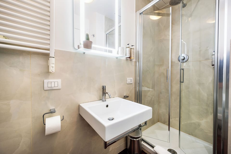 Standard Triple Room | Bathroom | Free toiletries, hair dryer, bidet, towels