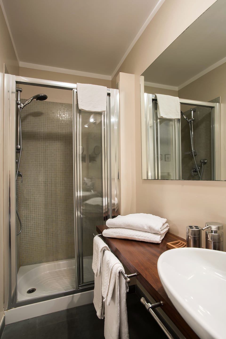 Family Room | Bathroom | Hair dryer, bidet, towels