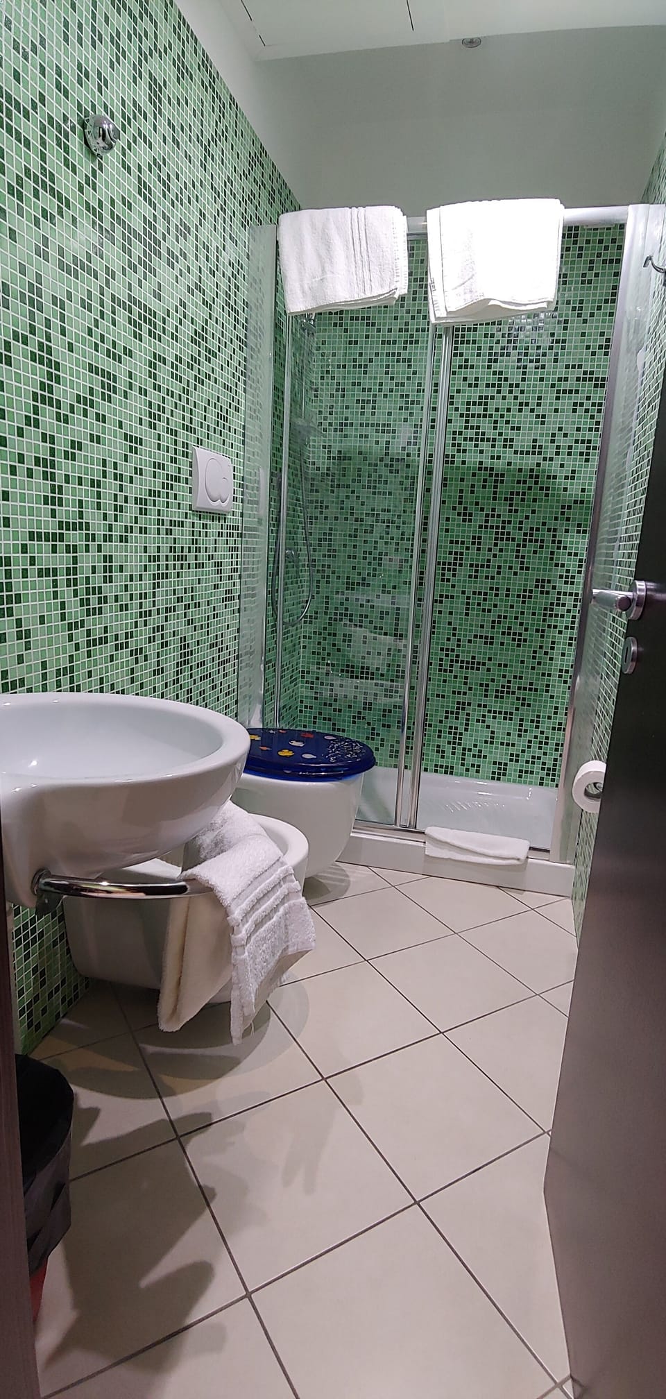 Basic Double Room, 1 King Bed, Ensuite | Bathroom | Shower, rainfall showerhead, free toiletries, hair dryer