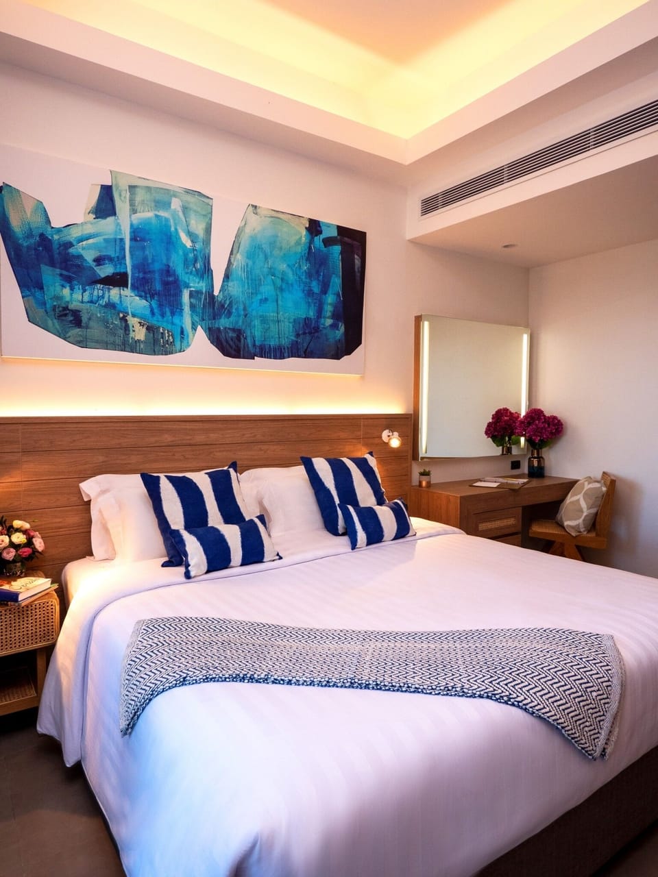 Sanctuary Deluxe | Minibar, in-room safe, iron/ironing board (on request), WiFi (free)