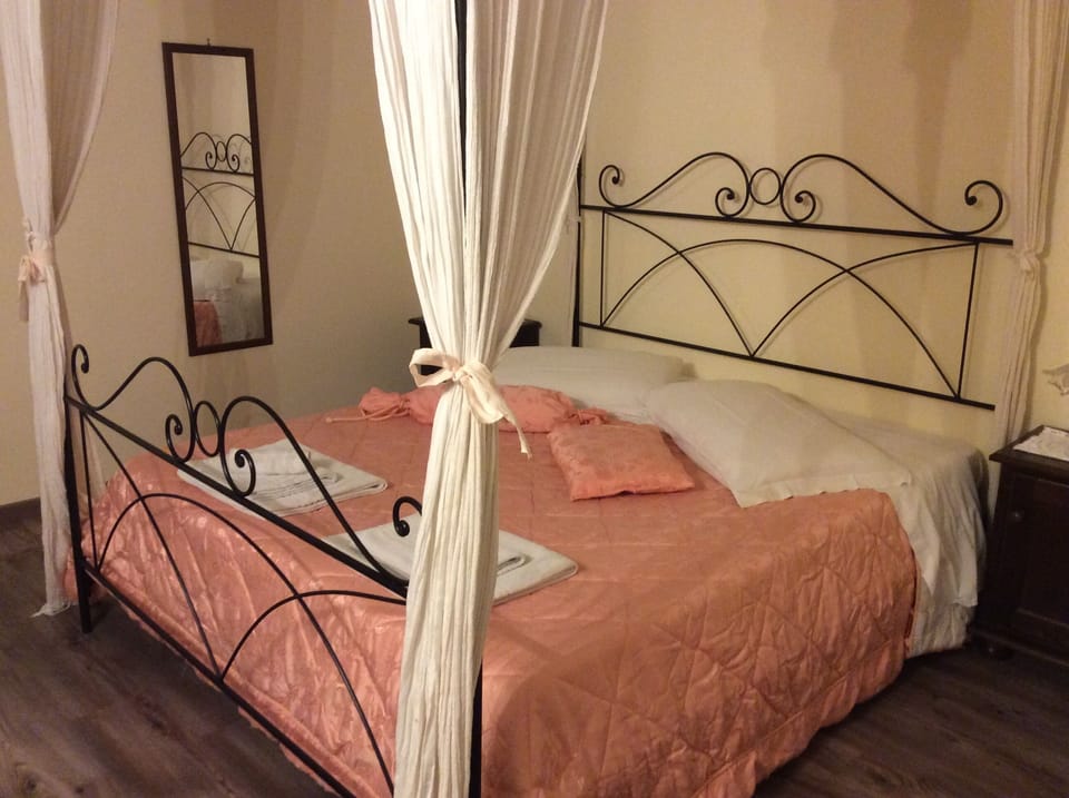 Quadruple Room | 1 bedroom, Egyptian cotton sheets, minibar, desk