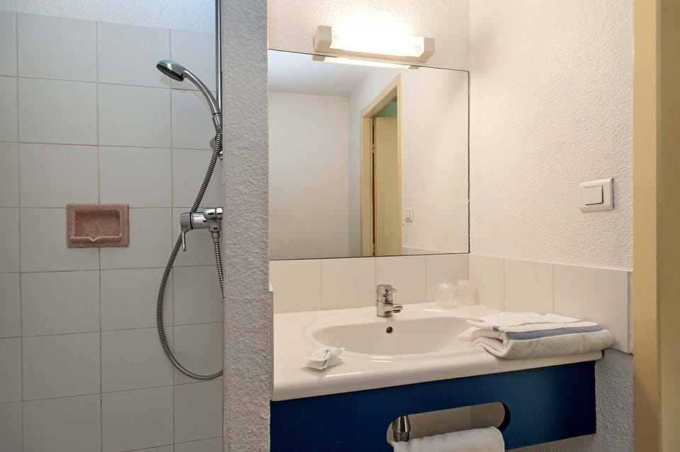 Shower, rainfall showerhead, free toiletries, hair dryer