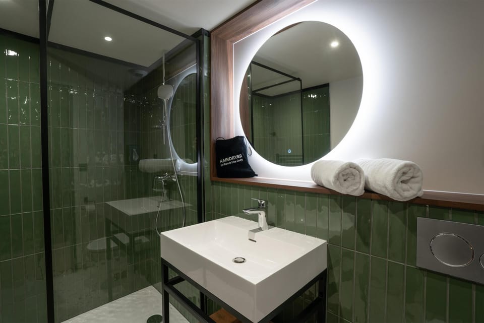 Superior Room, 1 Queen Bed | Accessible bathroom