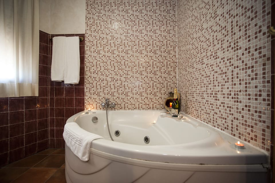 Suite, Private Bathroom (con jacuzzi) | Desk, soundproofing, free WiFi, bed sheets