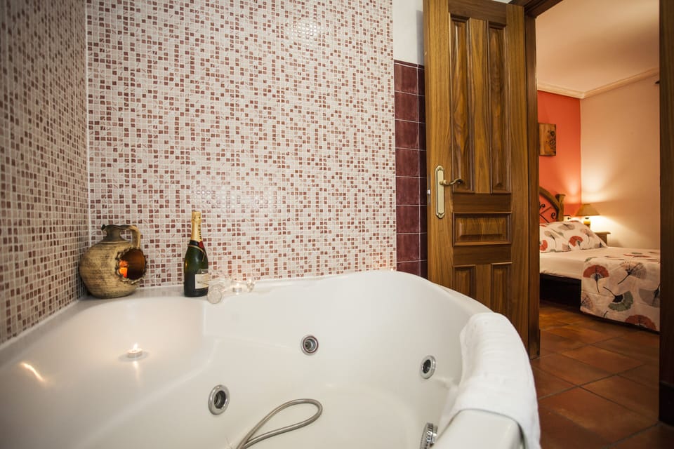 Suite, Private Bathroom (con jacuzzi) | Private spa tub