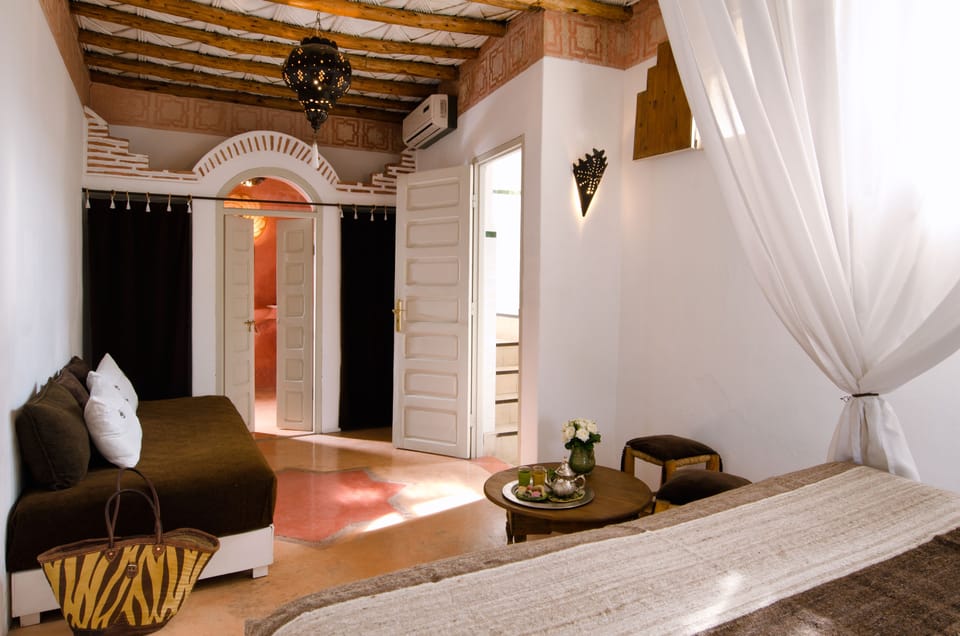 Canopy Bed Suite | Living area