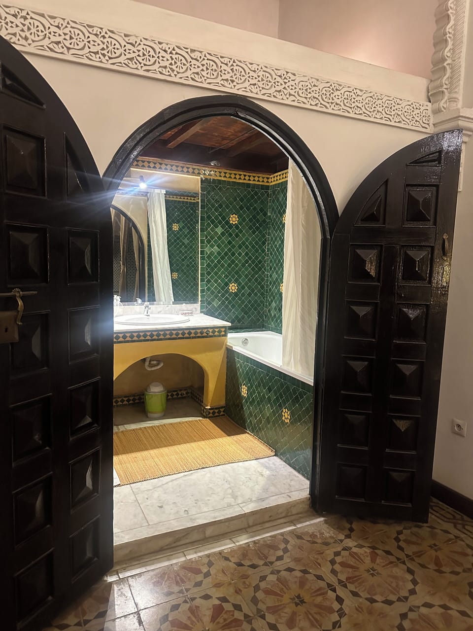 Luxury Suite | Bathroom | Free toiletries, hair dryer, towels