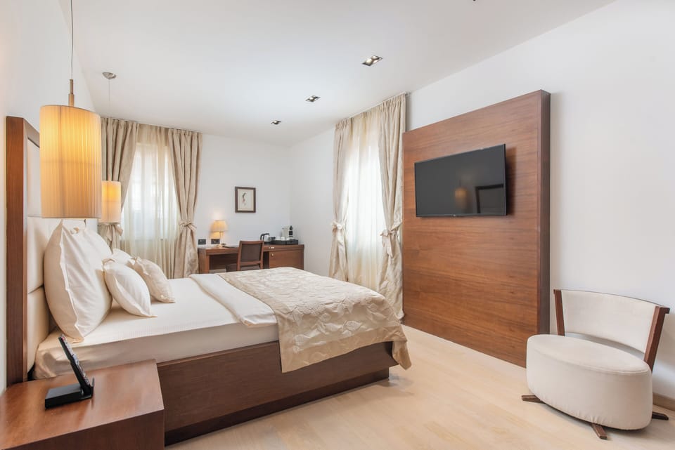 Deluxe Double Room | Premium bedding, minibar, in-room safe, desk