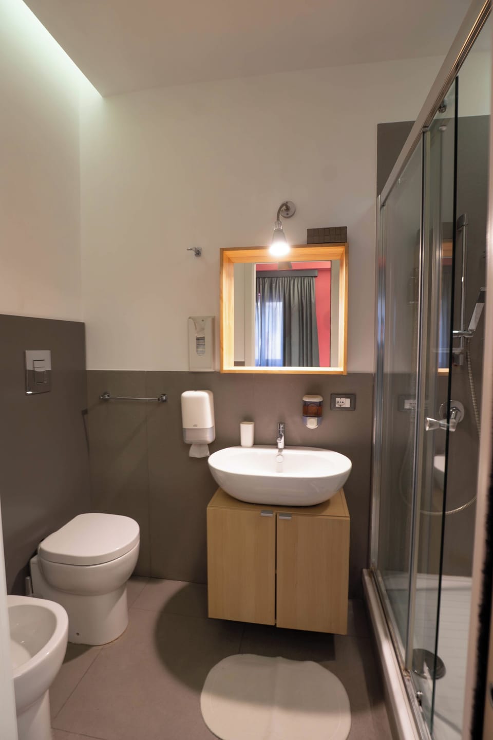 Deluxe Double Room | Bathroom | Shower, free toiletries, hair dryer
