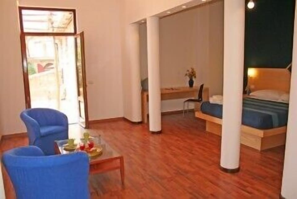 Family Room | Private kitchenette | Mini-fridge, microwave, stovetop, espresso maker