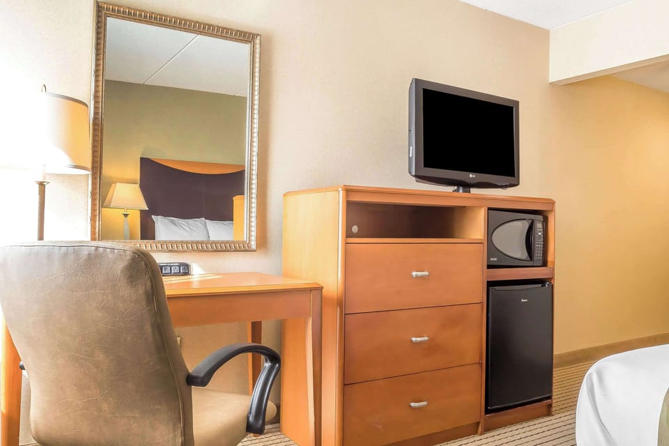 Premium bedding, desk, blackout drapes, free WiFi
