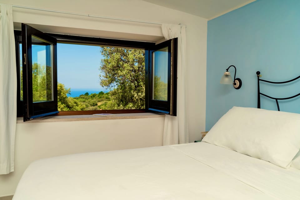 Premium bedding, minibar, desk, free WiFi