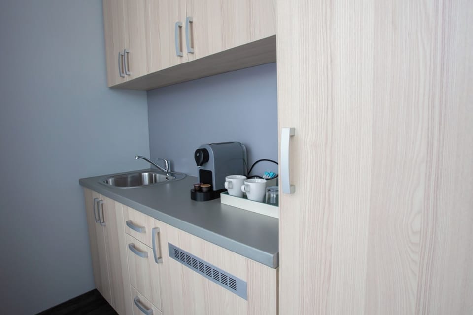 Suite | Private kitchen | Electric kettle, highchair