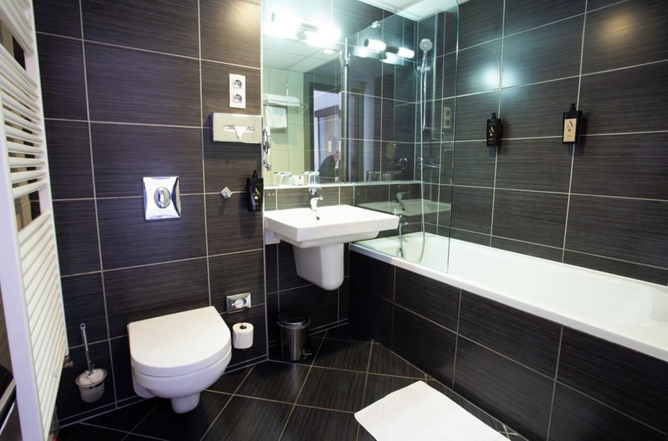 Suite | Bathroom | Free toiletries, hair dryer, bathrobes, towels