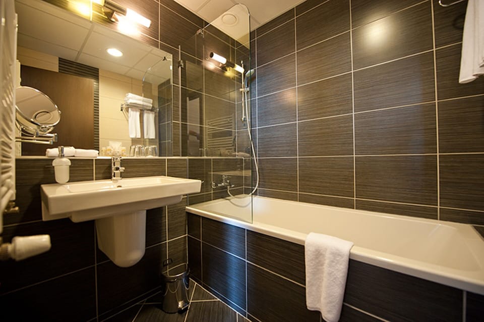 Free toiletries, hair dryer, bathrobes, towels