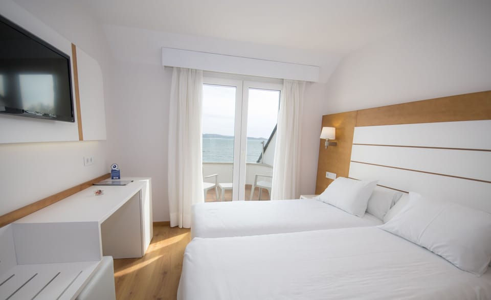 Double Room, Sea View | In-room safe, desk, free WiFi, bed sheets