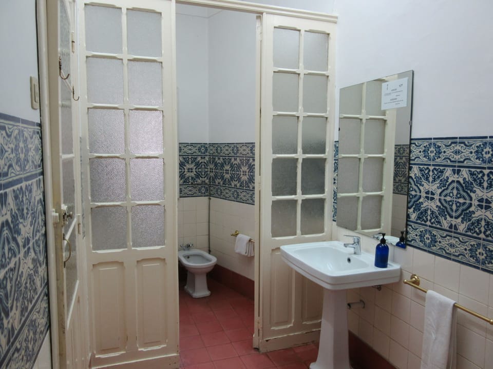 Combined shower/tub, hair dryer, towels