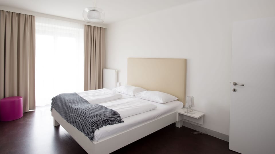 Hypo-allergenic bedding, in-room safe, desk, blackout drapes