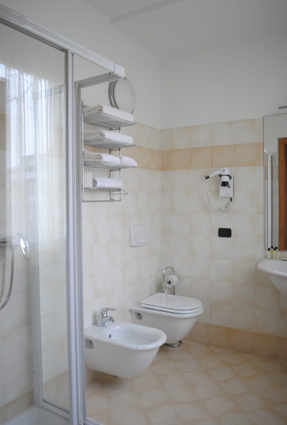 Shower, free toiletries, hair dryer, bidet