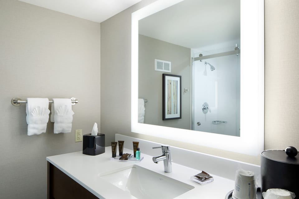 Combined shower/tub, designer toiletries, hair dryer, towels