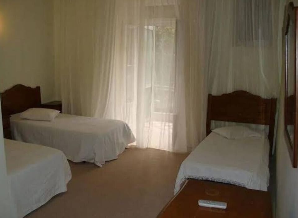 Triple Room | Desk, bed sheets