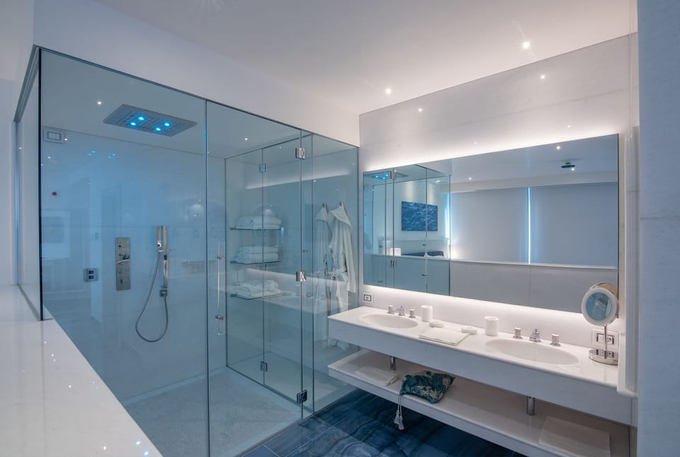 Suite (151) | Bathroom | Shower, rainfall showerhead, free toiletries, hair dryer