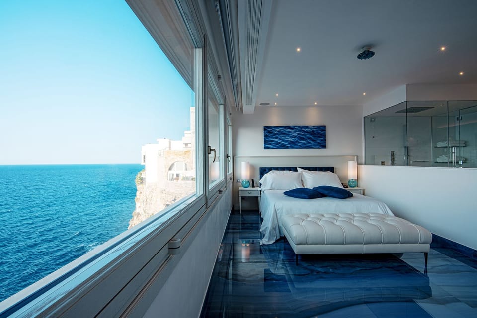 Suite (151) | Premium bedding, down comforters, minibar, in-room safe