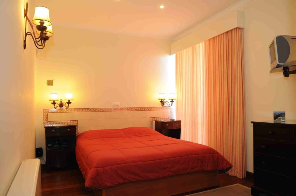 4 bedrooms, premium bedding, down comforters, in-room safe