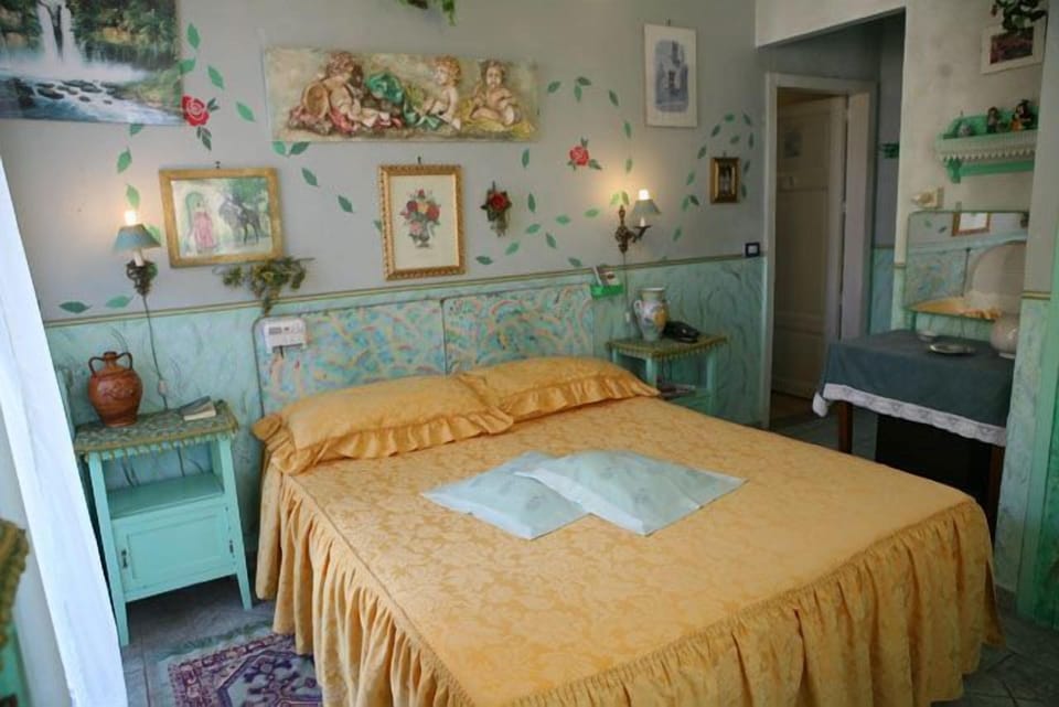 Desk, cribs/infant beds, free WiFi, bed sheets