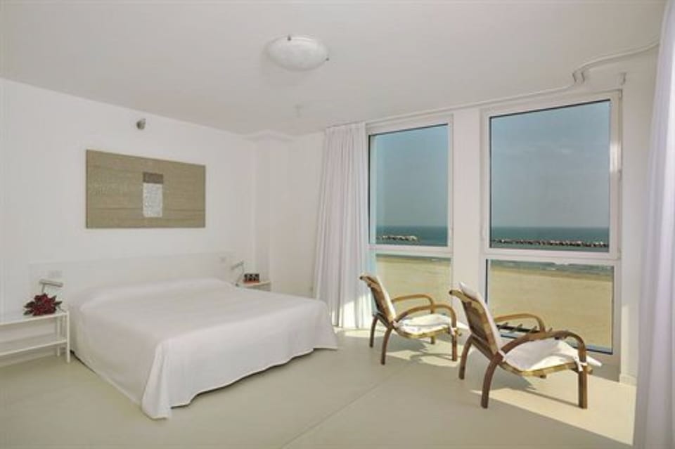 Minibar, in-room safe, individually decorated, individually furnished