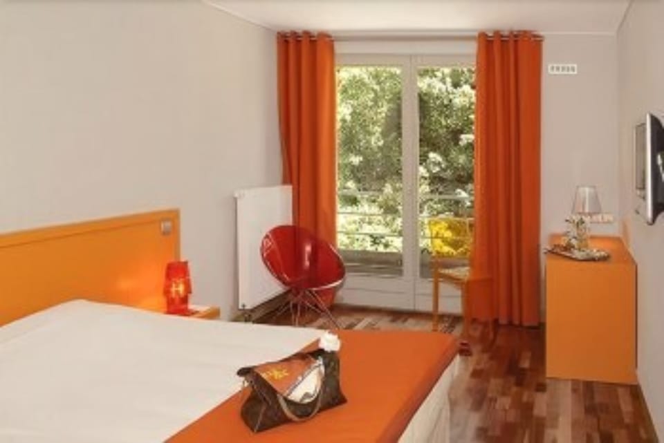 In-room safe, desk, soundproofing, free cribs/infant beds