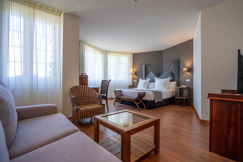 Junior Suite Deluxe | Minibar, WiFi (free), bed sheets