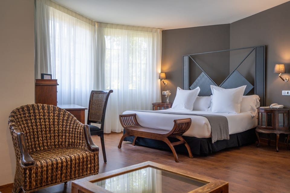Junior Suite Deluxe | Minibar, WiFi (free), bed sheets