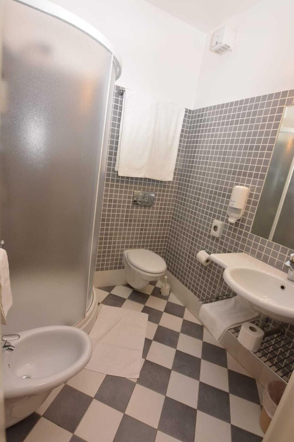 Double Room | Bathroom | Shower, rainfall showerhead, free toiletries, hair dryer